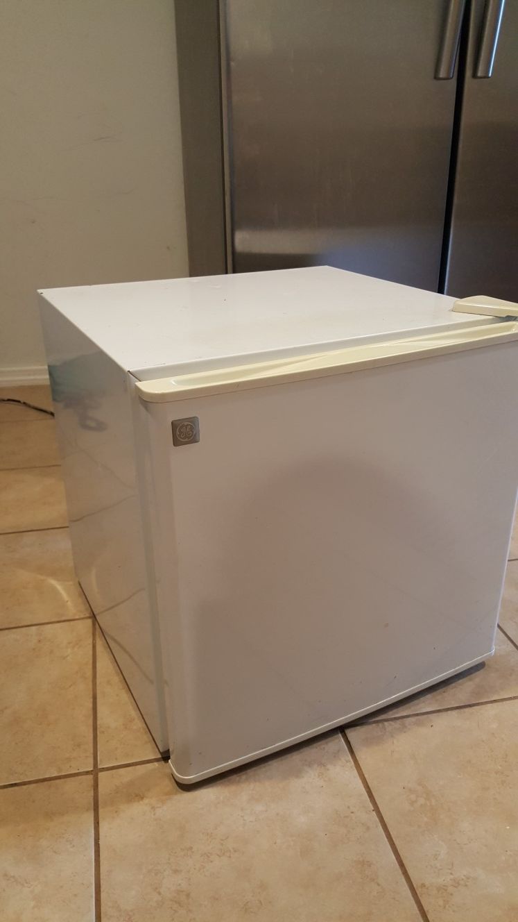Small fridge works like New