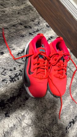 Boys, girls Nike isofly sneaker (running/basketball) 2.5