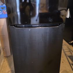 (New) New)Frigidaire - 17.6 Cu. Ft. Top Freezer Refrigerator - Black