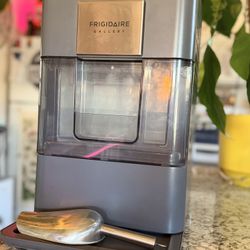 🧊 Premium Frigidaire Gallery Nugget Ice Maker – Practically Brand New! 🍹 $120