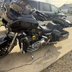2014 Harley Davidson street glide (TRADES?)