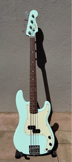 Squier Classic Vibe ’60s P Bass • Fender USA Pickup • Hipshot • Badass Bridge