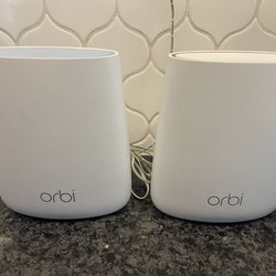 NETGEAR Orbi RBR20 Tri-Band Mesh Wi-Fi Router with RBS20 Satellite 