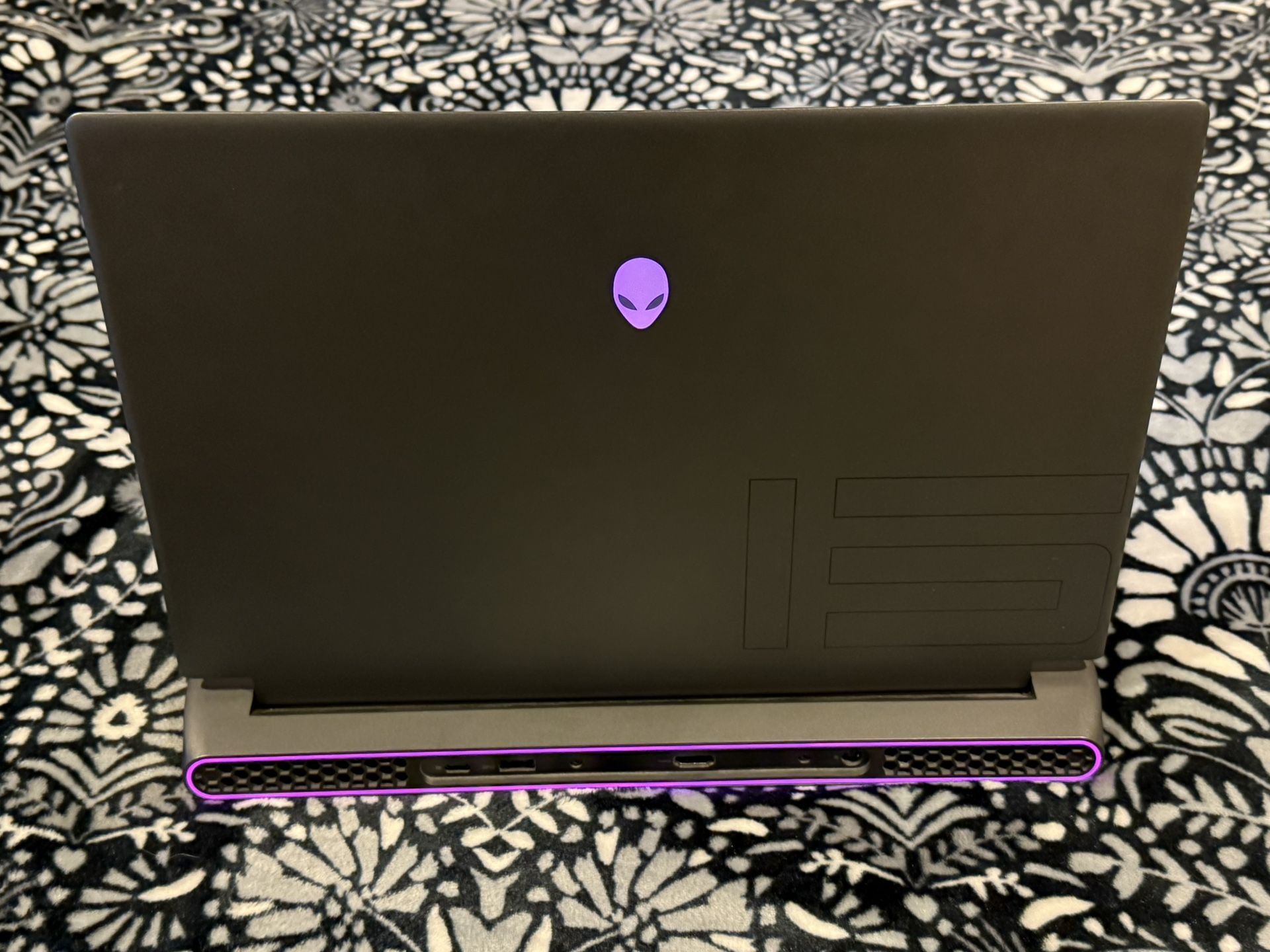 Alienware m15 R7 AMD 15.6" Gaming Laptop+ Cooling Base for Sale in ...