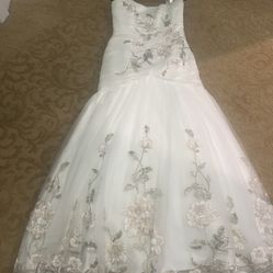 Beautiful and stylish 3-piece Italian sofa set in very good condition. Comfortable fabric sofas with an elegant design, perfect for any living room. C