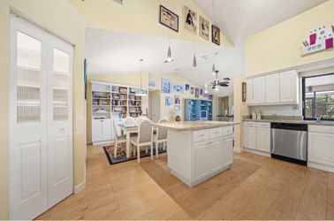 Kitchen cabinet