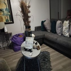 Grey Couch With Throw Pillows 