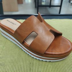 Size 8 Ladies Wedge Sandals In Camel!! NEW 