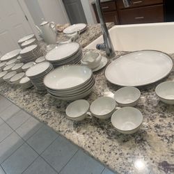 90-Piece White Porcelain Set with Gold Trim – Beautiful Condition