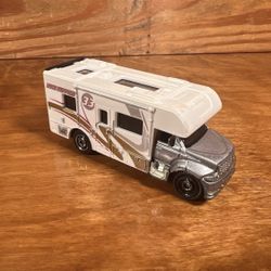 2009 Matchbox MBX MOTOR HOME RV - Desert Adventure 5-Pack - Silver MB756 1:64