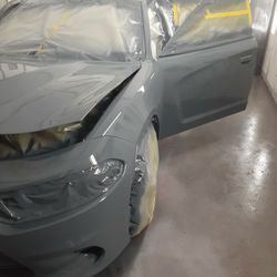 Hacemos trabajos de pintura de carros y Camionetas industriales Tambien ponemos Bed Liner