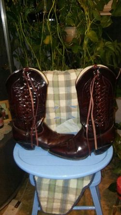 Botas semi nuevas size 10 en 75 dolares