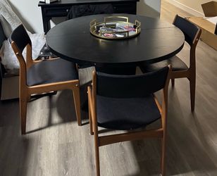 Round dining table