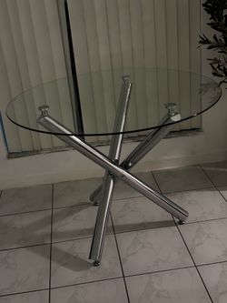 Mesa de comedor sin uso