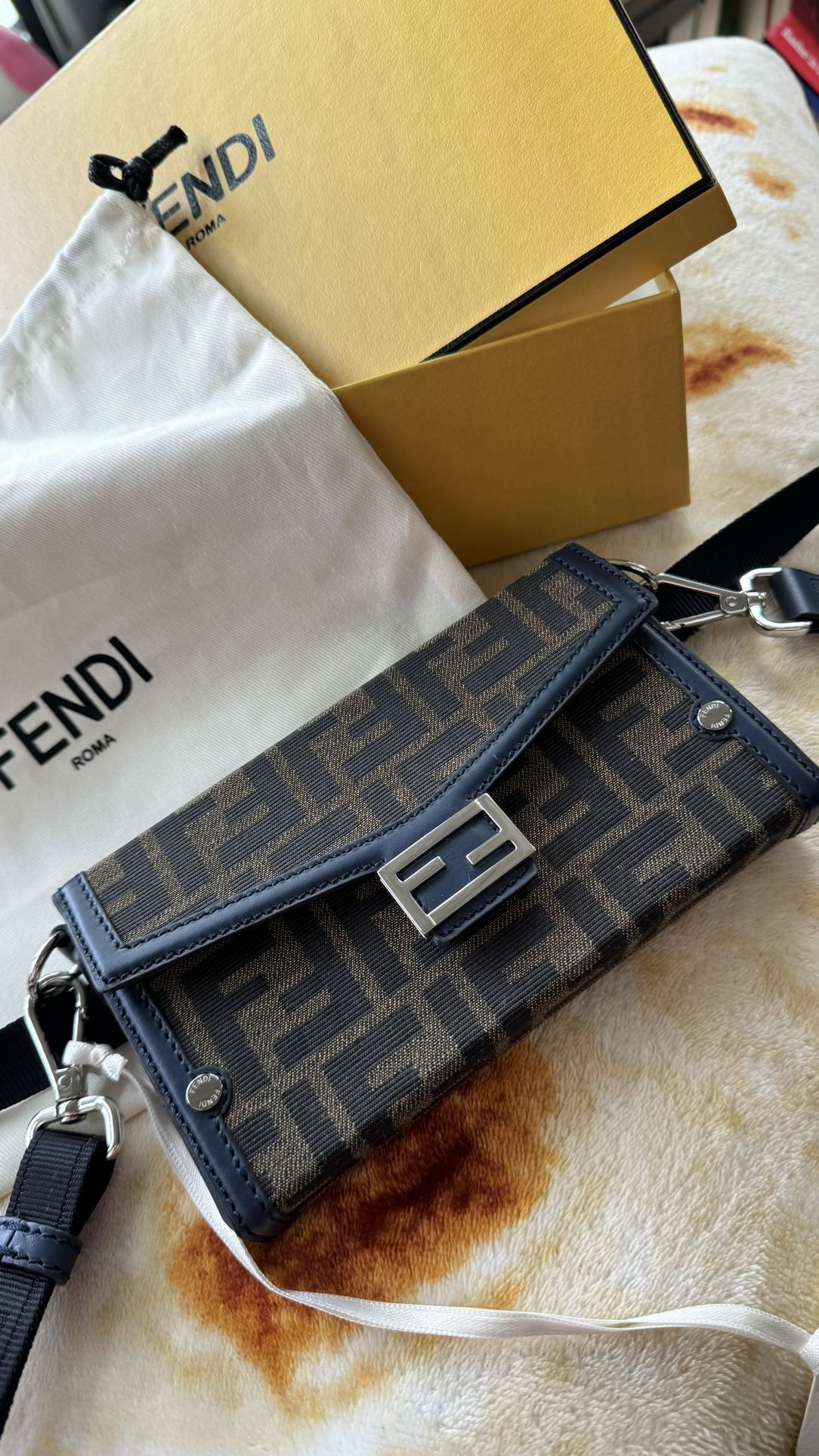 【FENDI】Baguette Soft Trunk Phone Pouch ★関税送料込み FENDI フェンディ フォンケース/BAGUETTE SOFT TRUNK PHONE