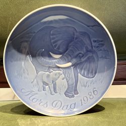 Vintage Bing and Grondahl (B&G) Mother's Day Plate. 1986 Elephant & Calf