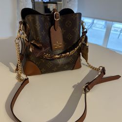 Louis Vuitton Bucket, Crossbody W Chain Strap & Scarf 