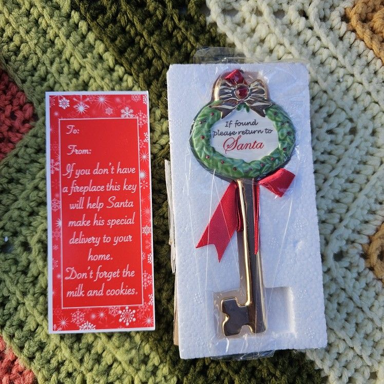 A Key For Santa Christmas Tree Ornament Hand Painted Porcelain Wreath 2006 Avon Kids Decor Fantasy