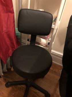 Stool on wheels perfect for lash extensions