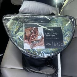 La maman Wedge Nursing Pillow