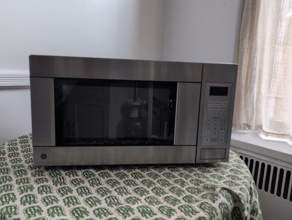 GE 1.1 Cu. Ft. Microwave Oven
