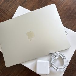 2024 Apple MacBook Air 13-inch M3 Chip 16GB RAM 256GB SSD Silver