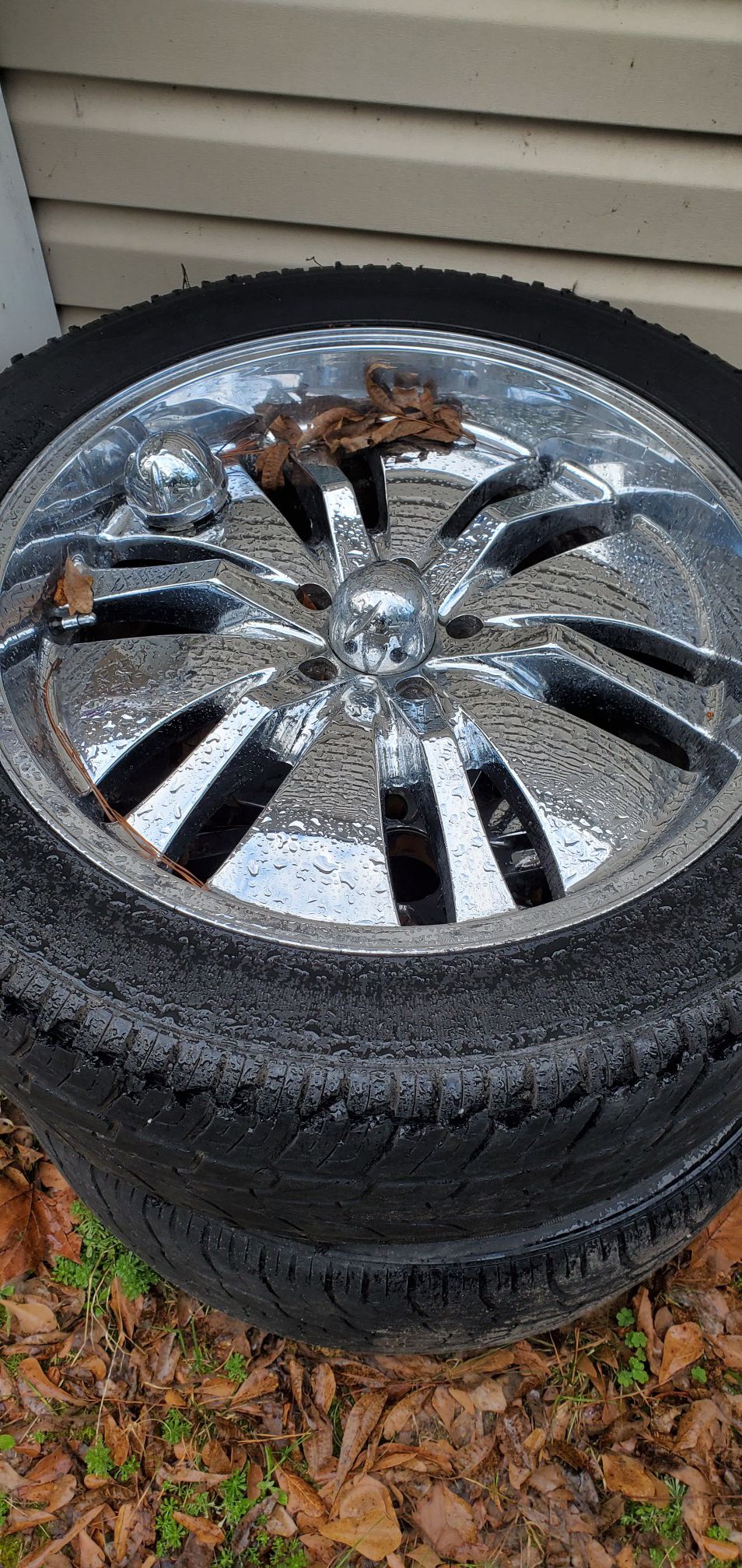 Photo I have some 22 rims they came off my suburban u going to need tires 3 of them are good