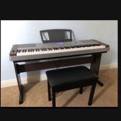 Beautiful Yamaha PortableGrand DGX-640