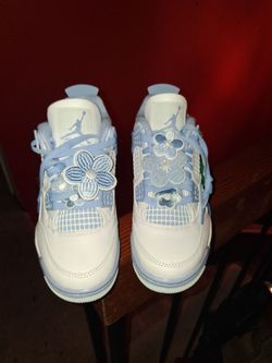 Females adult/kids Jordan4's size 5