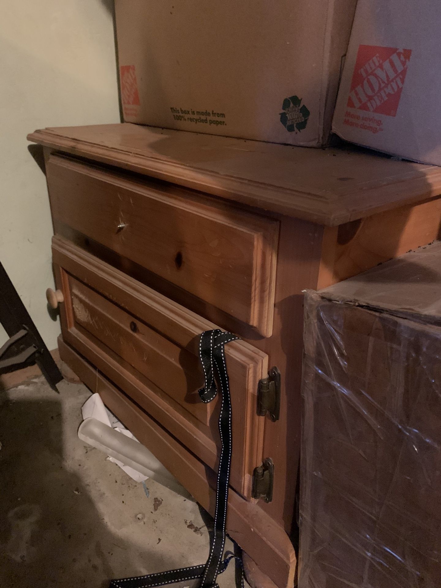 Free Storage Drawers / Dresser / Night Stand