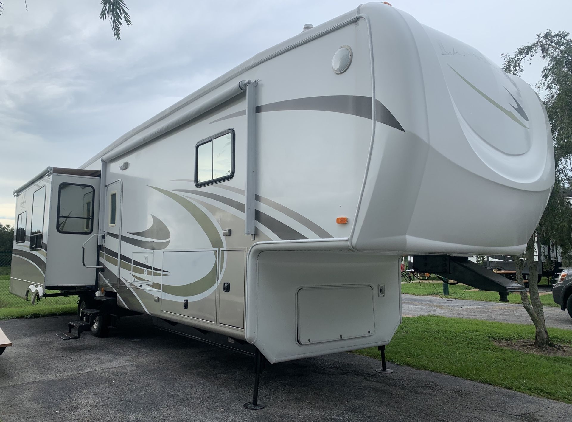 2010 Heartland Landmark 5th wheel for Sale in Lakeland, FL OfferUp