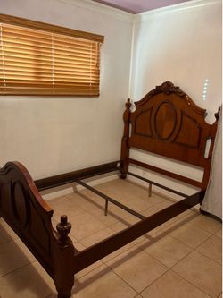 Elegant wooden Bed in Full/Queen size