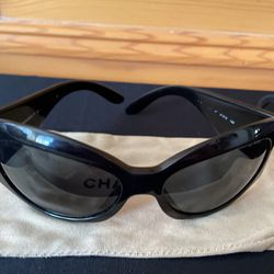Chanel Polarized Pearl Bijou Cat-Eye Sunglasses (SHF-18745) – LuxeDH
