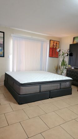 HIGH QUALITY KING SIZE STEARNS AND FOSTER PILLOWTOP MATTRESS AND BOXSPRINGS FOR SALE! IN GREAT CONDITION, FREE DELIVERY