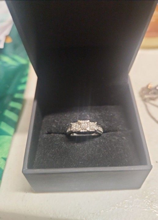 14k Three Diamonds Ring