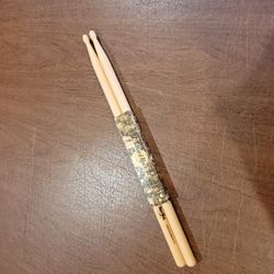 HARD ROCK CAFE HRC Natural Wood Drum Sticks 16" Sacramento. New, with 
tag. UPC 00(contact info removed)068. Weight 5oz plus shipping materials.