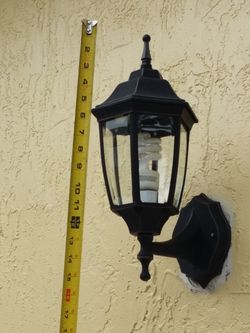 Set of 2 outdoor wall lights.