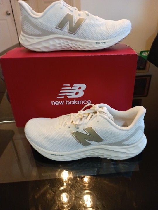 New BALANCE SHOES SZ 11 NEW IN THE BOX