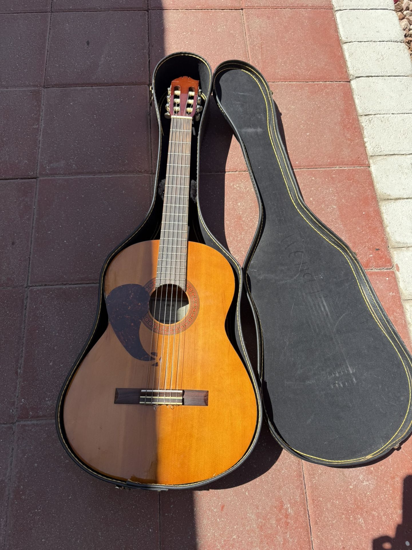Yamaha C40 Acoustic Guitar (Case Included) 