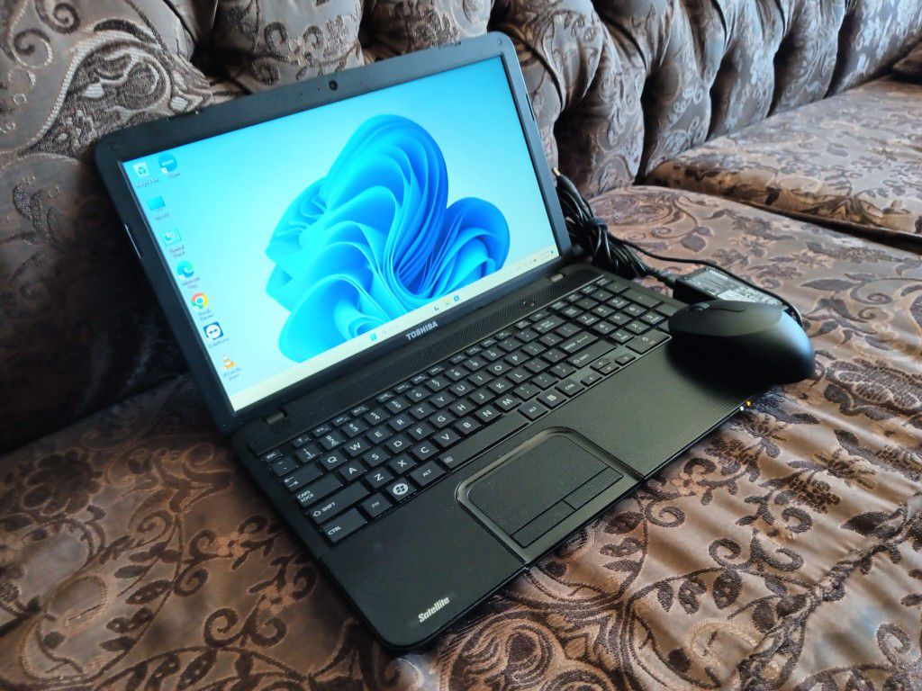 Laptop Toshiba Satélite C855 Core i3 Exelente Para Estudiantes.