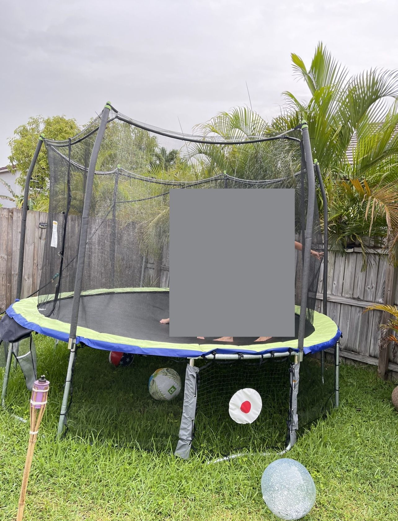 10’ Trampoline With Enclosure