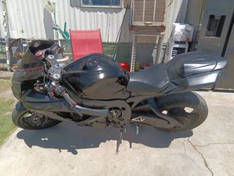 2008 gsxr 600 frame,  this sleek, sexy unbelievably fast gsxr is equipped with a 2011 gsxr 750 motor..