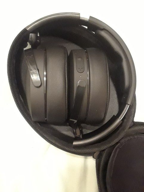 Skull Candy Wireless Noise Cancelling Headphones With Case 55$