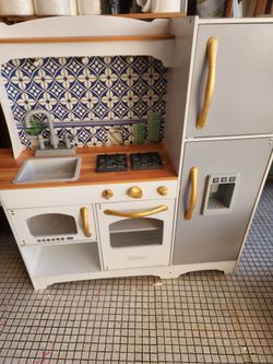 Kids play Kitchen