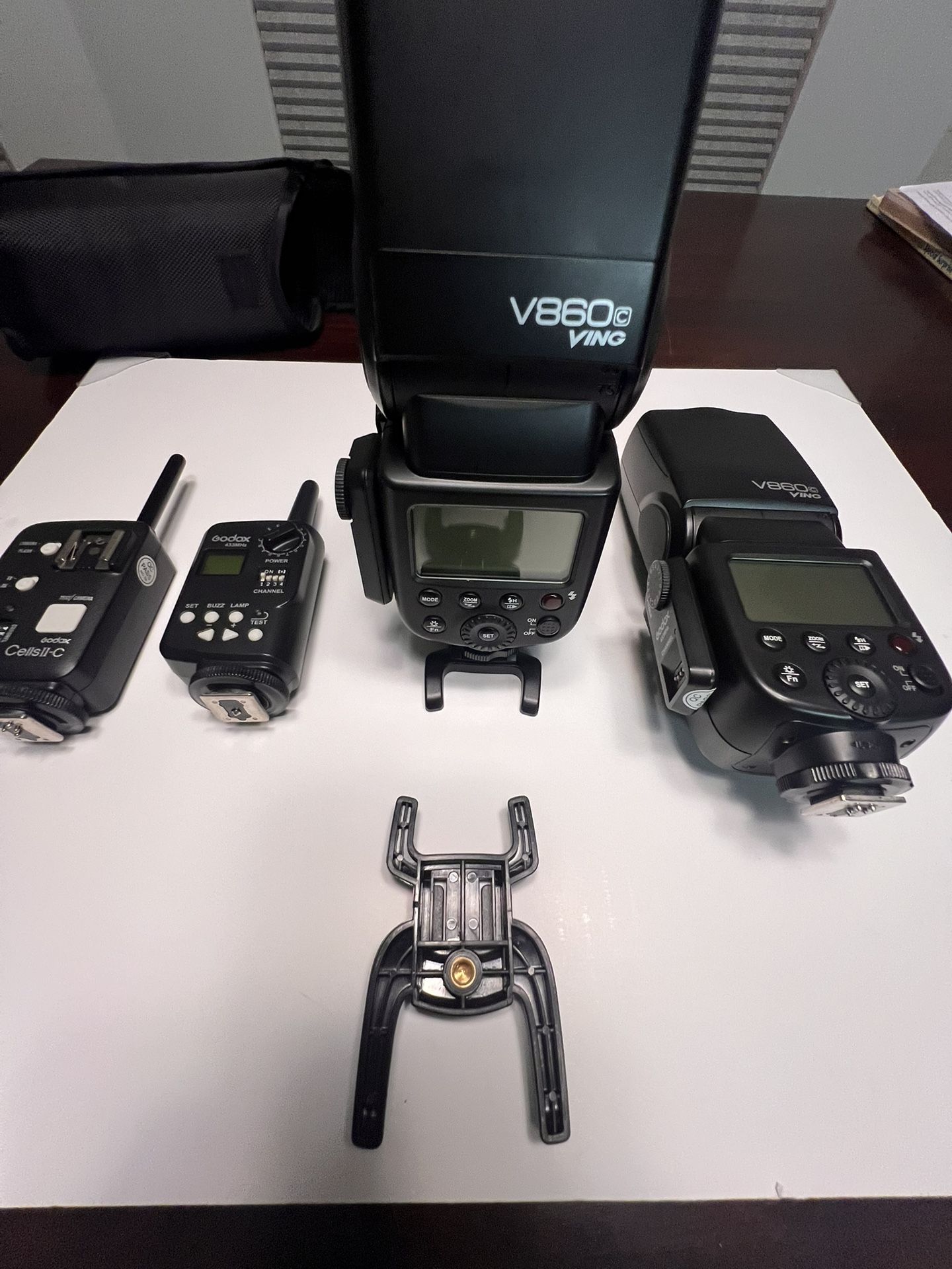 Godox V860 VING  Camera Flash Kit For Canon. 