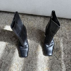 Black boots In Size 7
