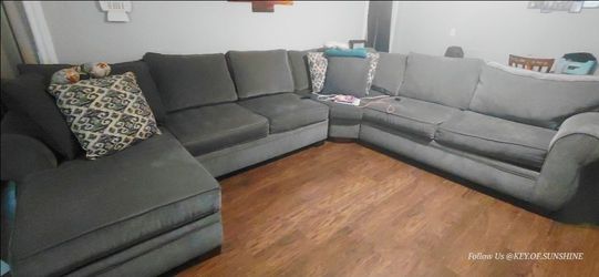 Gallery Furniture Gray Sectional ā LIKE NEW! $750
