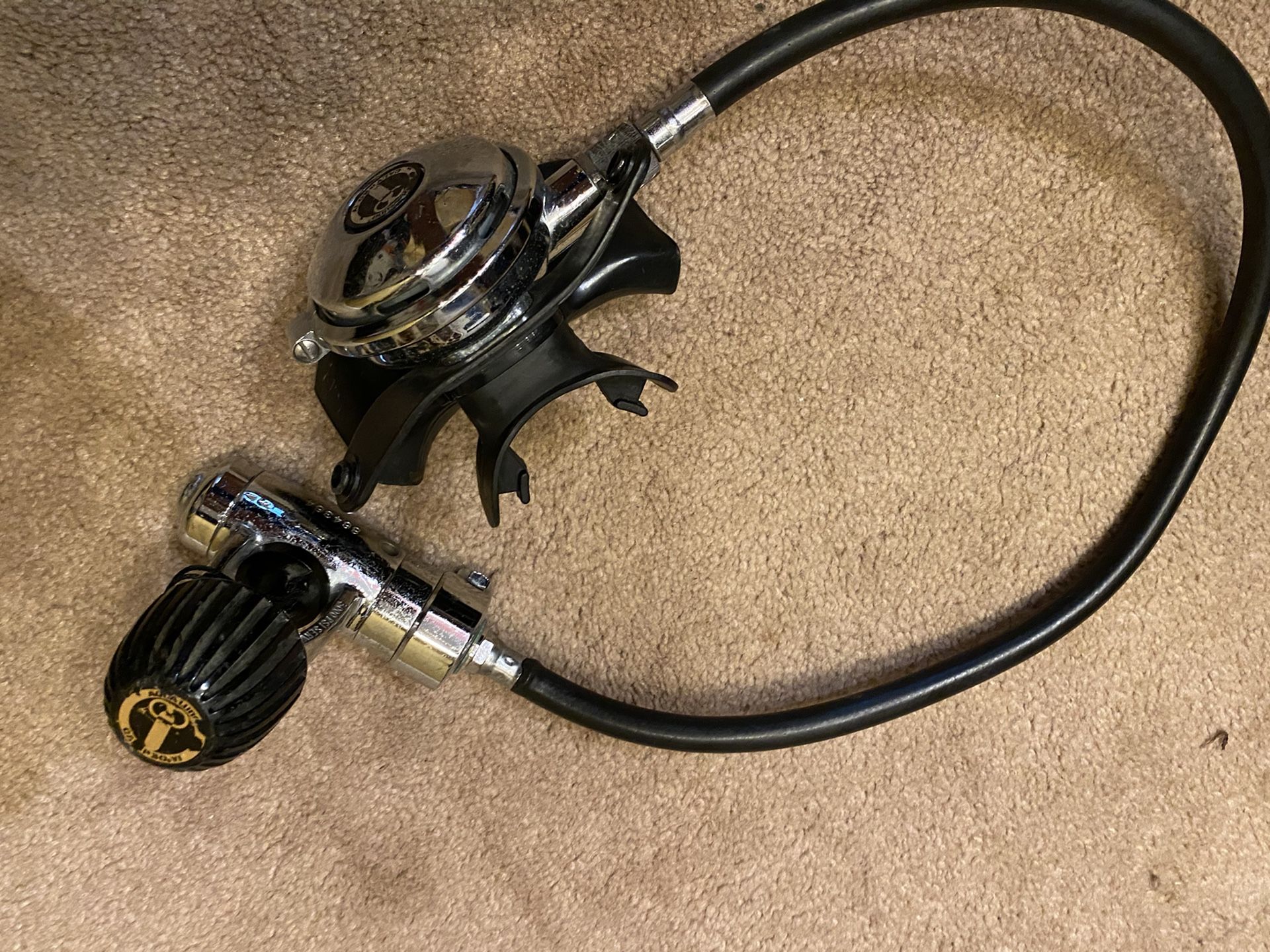 Diving equipment air tank hose with nozzles
