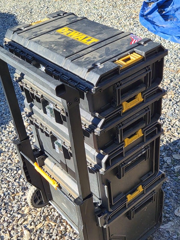 Dewalt StackableToolbox On Wheels 