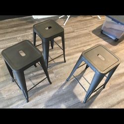 2 metal bar stools